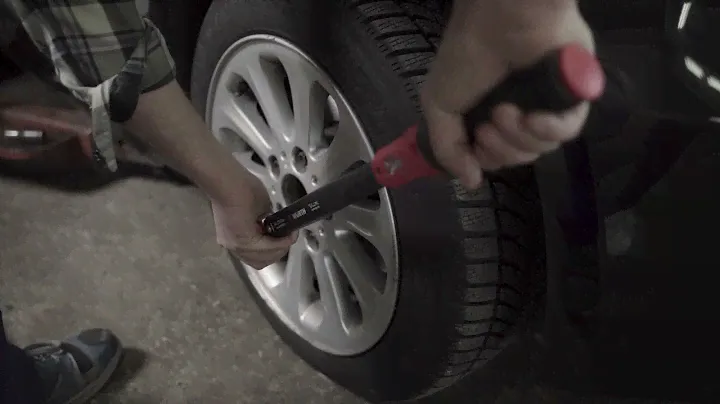 See it in action! Torque Wrench // Regardez-la à l'œuvre! Clé dynamométrique à cliquet